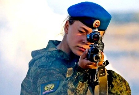 Как девушке попасть в армию в России